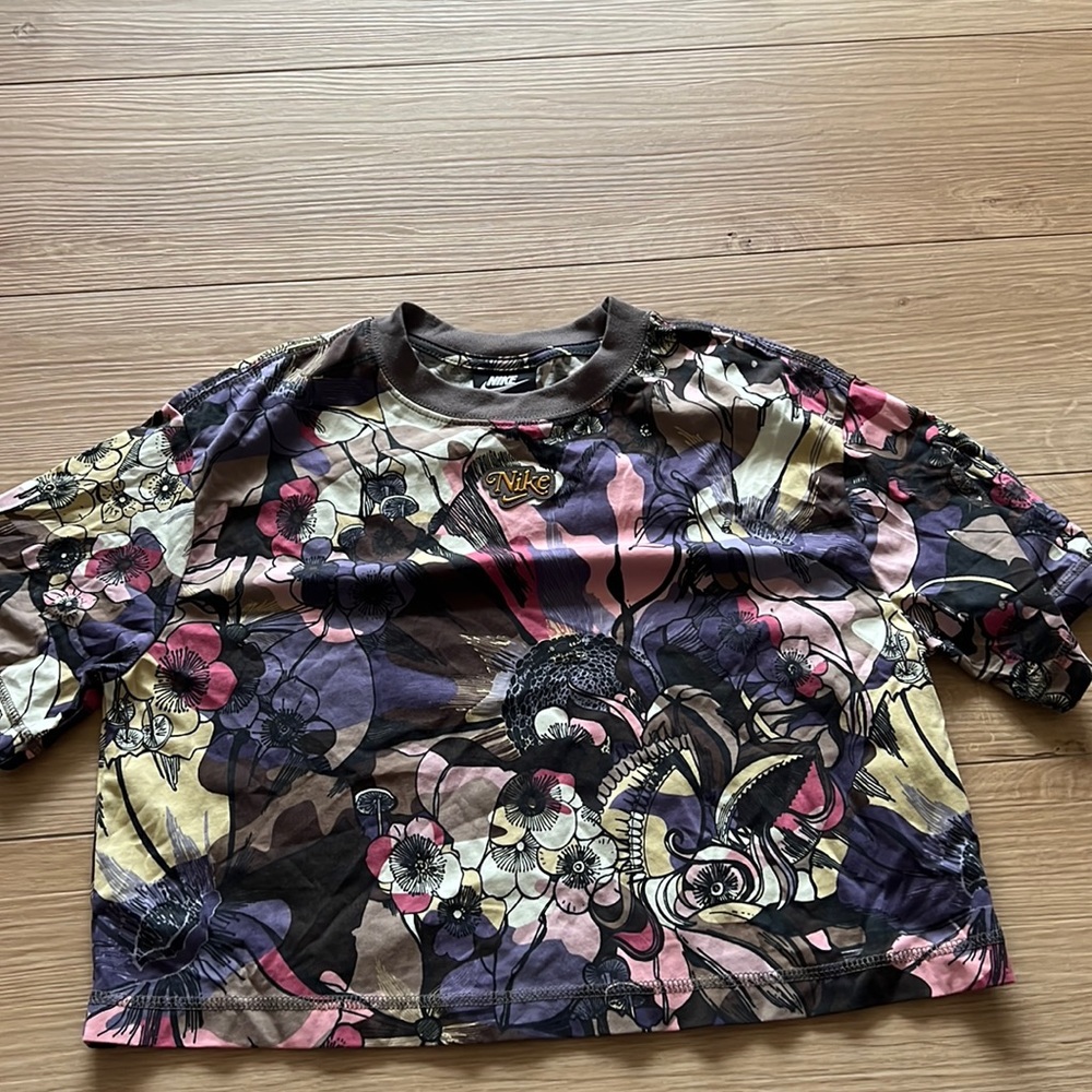 NIKE loose fit cropped shirt